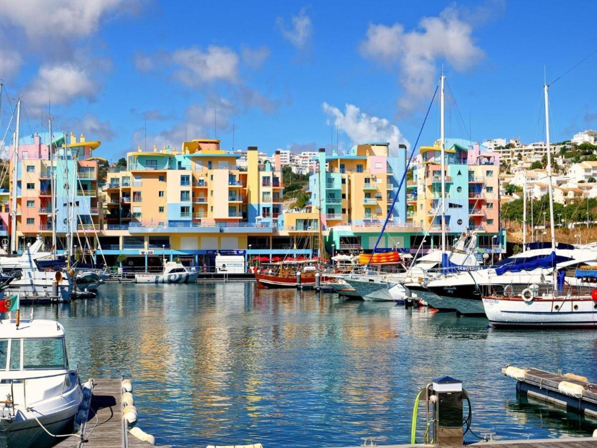 Holiday In The Marina *